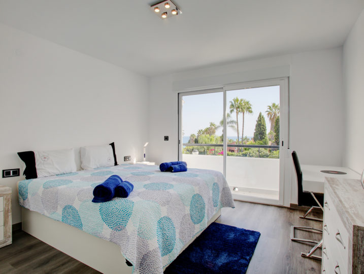 Estepona Holiday Rentals Townhouses - Bahia Doncella. Image shows a king size bed, a big terrace and views to the mediterranean sea