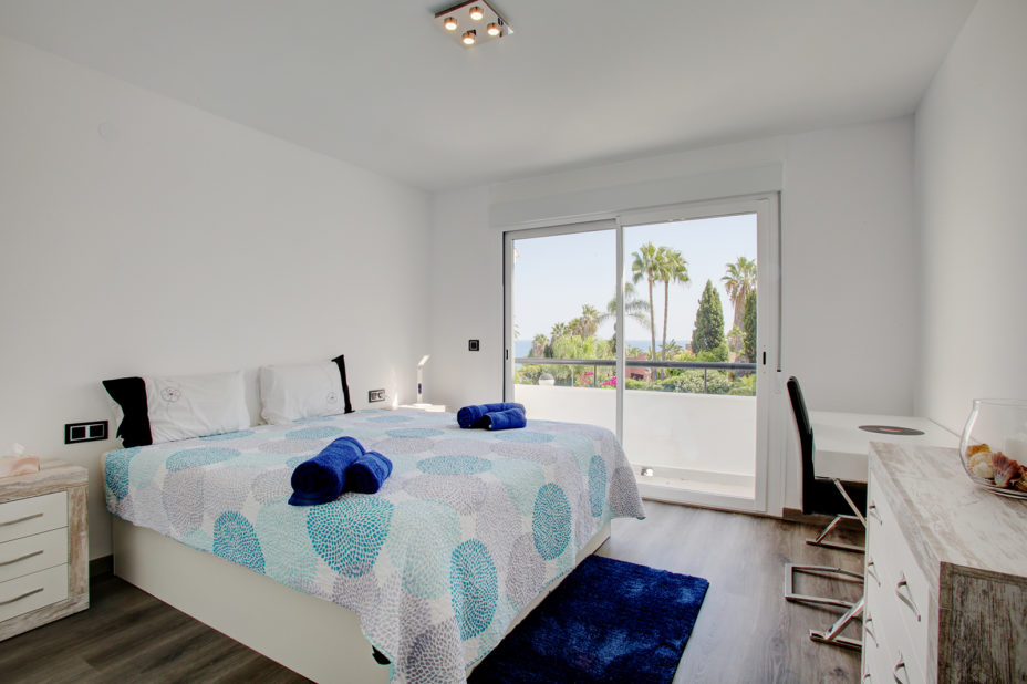 Estepona Holiday Rentals Townhouses - Bahia Doncella. Image shows a king size bed, a big terrace and views to the mediterranean sea
