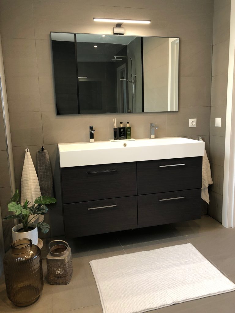 Luxury Penthouse Apartment in Estepona Casa de Gran Vista. Image shows large sink in bathroom